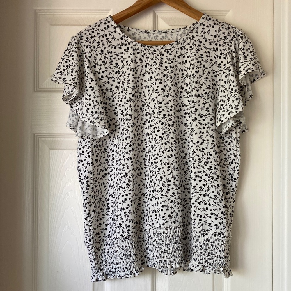 White top with ruffled sleeves and a cinched waist (XL)